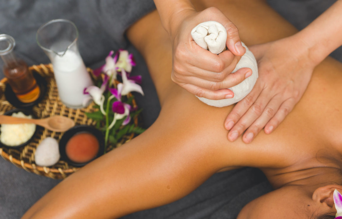 shutterstock_1266830008_612444365106 KräuterMassage Kräutermassage